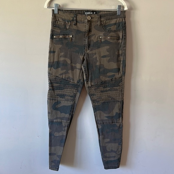 Design Lab Lord & Taylor Women CAMO Green Jeans size 29 or 2/4 NWOT - Picture 1 of 9